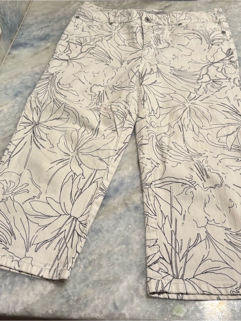 Chicos Platinum black & white floral print cropped pants